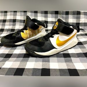 Nike team hustle D 9 basketball shoes Sz 2y